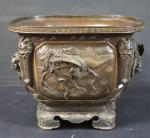 Vasque quadrangulaire en bronze incrusté à décor en relief de...