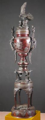 Important vase couvert sur socle en  bronze patiné à...