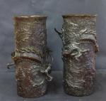 Paire de vases de forme cylindrique en bronze à patine...