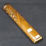 Kizeru zutsu en bambou à décor sculpté et incrusté d'ivoire...