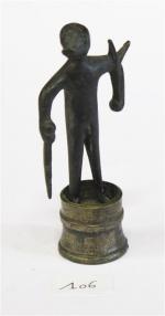 106 - STATUETTE en bronze représentant un homme à tête...