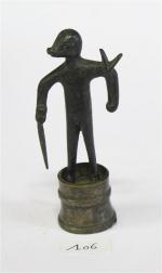 106 - STATUETTE en bronze représentant un homme à tête...