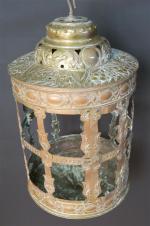 Lanterne cylindrique en laiton repoussé à décor floral, de frises...