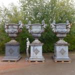 Suite de trois vases monumentaux en fonte de forme Médicis,...