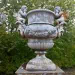 Suite de trois vases monumentaux en fonte de forme Médicis,...