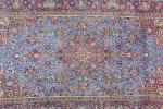 Tapis d'Iran en laine nouée main à décor floral polychrome...