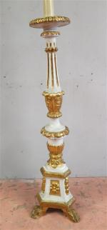 Pique-cierge tripode en bois peint et doré, sculpté de fleurons...