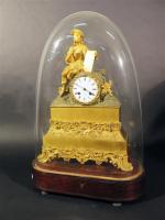 Pendule d'époque Louis-Philippe en bronze doré à décor d'un artiste...
