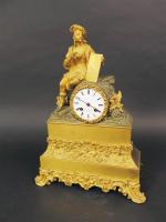 Pendule d'époque Louis-Philippe en bronze doré à décor d'un artiste...