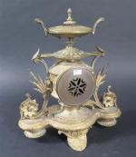 Pendule d'époque Napoléon III en bronze de style composite surmontée...