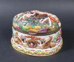 CAPO DI MONTE : Coffret en porcelaine à décor polychrome...