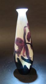 DELATTE-NANCY : Vase fuselé en verre camée à deux couches...