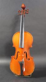 Violon trois-quart, fabrique industrielle, étiquette copie Stradivarius, table 338 mm....