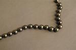 Bracelet de perles de cultures grises avec fermoir. Longueur 19...