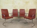 GRASSI Mattéo (1927-2001). Suite de quatre fauteuils en cuir marron...