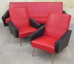 Salon en simili-cuir rouge et noir comprenant un canapé trois...