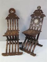 SYRIE : Deux chaises pliantes en bois sculpté de motifs...