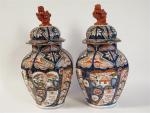 BAYEUX : Paire de vases couverts en porcelaine de forme...