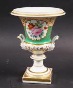 PARIS : Vase Médicis d'époque Louis-Philippe en porcelaine à décor...