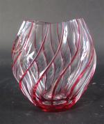 Vase renflé méplat en cristal doublé rouge et translucide à...