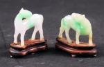 CHINE : Deux petits chevaux en jadéite verte tachée de...