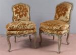 Belle paire de chaises à dossier plat mouvementé de style...