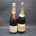 Champagne. 2 bouteilles de Champagne Vintage comprenant : Moet &...