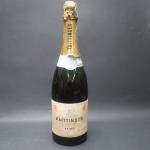 Champagne. 2 bouteilles de Champagne Vintage comprenant : Moet &...