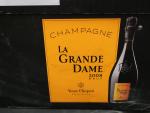 Champagne. Un carton de six bouteilles de champagne La Grande...