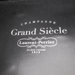 Champagne. Un carton de six bouteilles de champagne Grand Siècle...