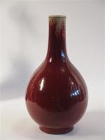 114 - CHINE : Vase bouteille en porcelaine émaillée rouge...