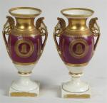 27 - Paire de vases de style Empire en porcelaine...