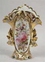 29 - Vase d'époque Louis-Philippe en porcelaine à décor végétal...
