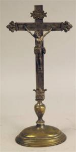 30 - Crucifix de chevet en laiton argenté, base ovale,...