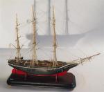 44 - Maquette de voilier trois-mats en bois peint. Haut...