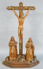 76 - Calvaire en bois naturel sculpté avec le Christ,...