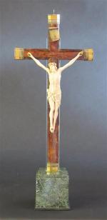 78 - Christ en ivoire sculpté. (Haut. tête-pieds : 21...