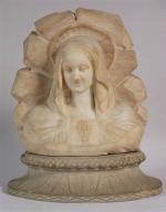 82 - Buste de Vierge en albâtre, sur socle en...