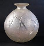 157 - R. LALIQUE : Vase "Milan" à décor de...