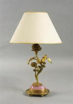 12 - Lampe formée de boutons de roses en bronze...