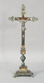 35 - Croix d'autel en métal argenté, base rectangulaire à...