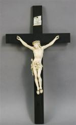 37 - Christ en ivoire sculpté d'époque XIX's. Haut. tête-pieds...
