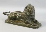 76 - WALDAMNN Oscar (1856-1937) : Lion couché. Bronze patiné,...