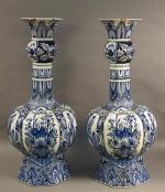 97 - DELFT : Importante paire de vases à double...