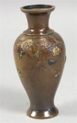 113 - JAPON : Vase ovoïde en bronze patiné à...
