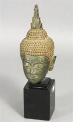 115 - THAILANDE : Tête de Bouddha en bronze à...