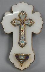 16 - Petit crucifix-bénitier en émaux cloisonnés polychromes sur croix...