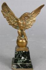45 - Aigle sur une sphère, ailes déployées, en bronze,...