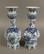 56 - DELFT : Paire de vases à double bulbe...
