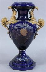 65 - Grand vase balustre en faience bleue à décor...